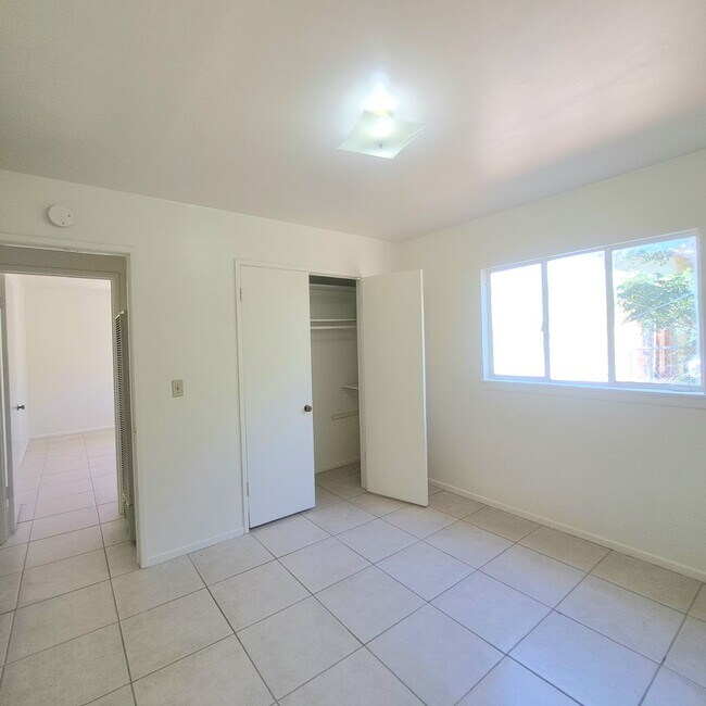 Building Photo - 3 Bedroom/ 2 Bathroom with extra room