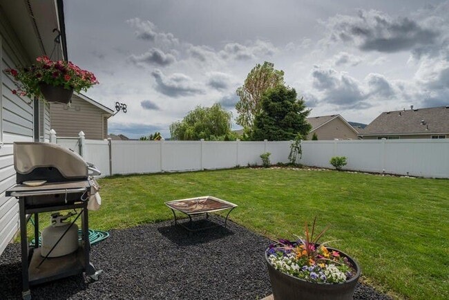 Building Photo - Beautiful 3 bedroom 2 bath Post Falls Home