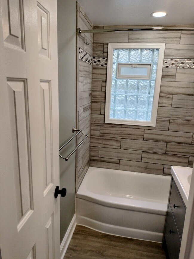 Building Photo - 211 Ellen Dr