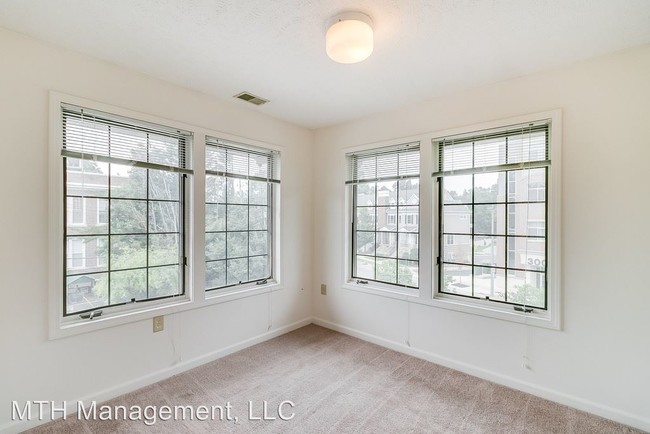 Building Photo - 2 br, 1 bath  - 315 W. Grand River Ave.