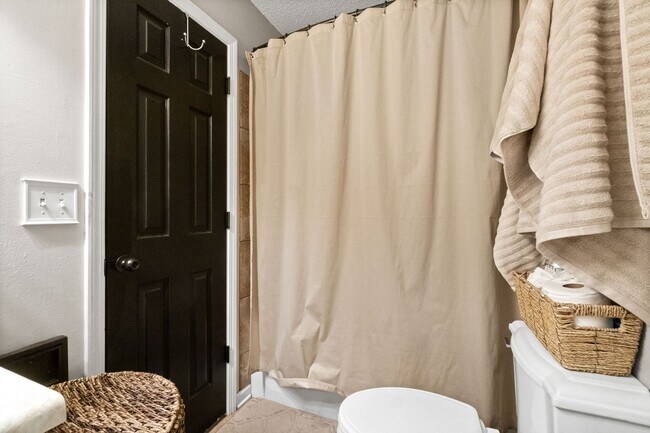 Building Photo - Lovely home in Peach Tree - Waiting for you to call home for the Holidays!