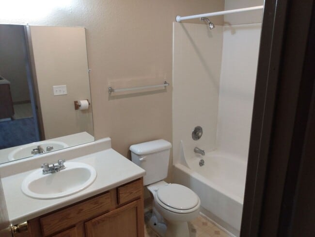 Building Photo - 1 bedroom 1 bathroom upstairs apartment - Granvue Apartments