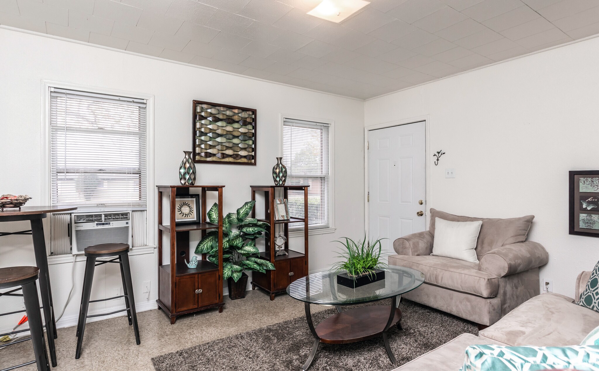 2BR, 1BA - 619SF "The Highland" Living Room - Highland Hills