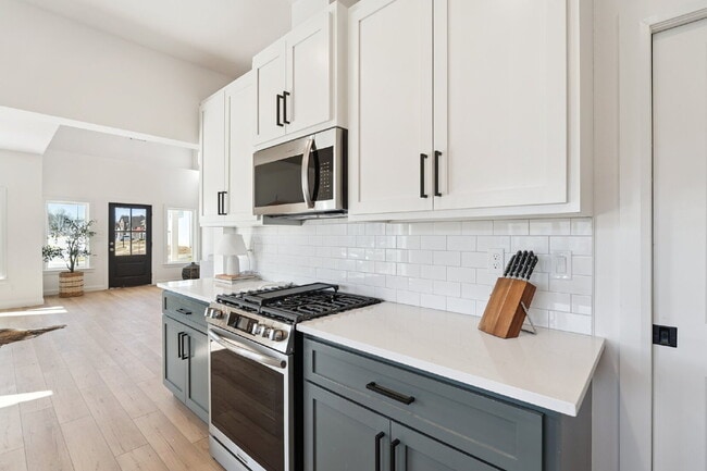 Building Photo - Fully Furnished 4 Bedroom + Bonus Room