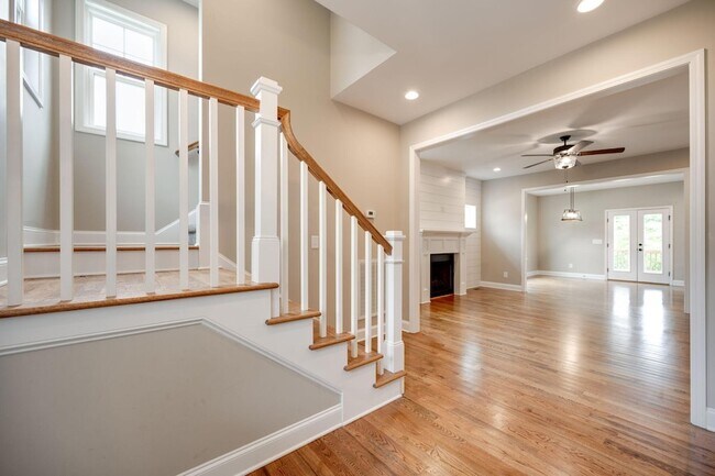 Building Photo - 1725 Oakvale Dr