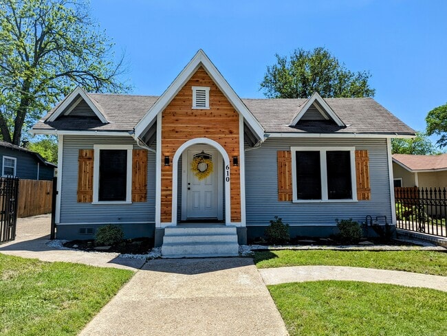 Building Photo - 610 W Rosewood Ave
