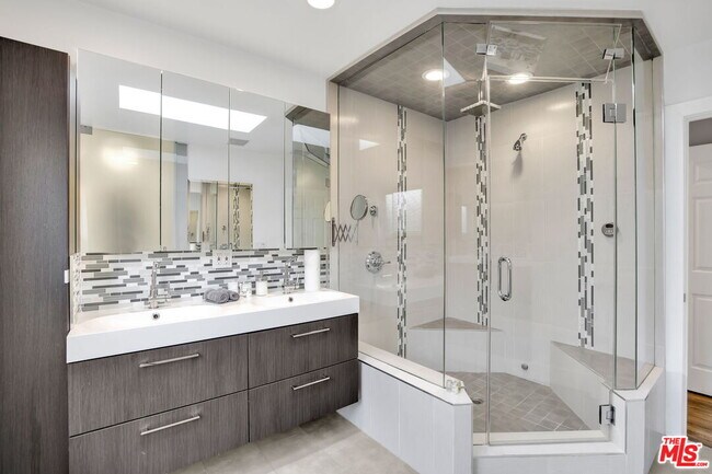 Building Photo - 8345 White Oak Ave