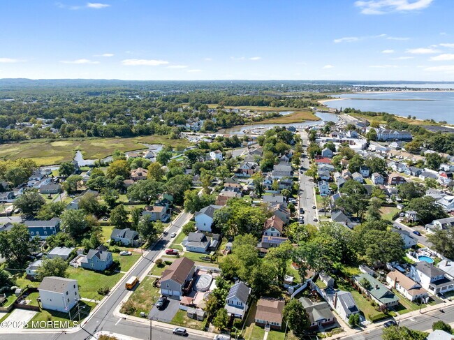 Building Photo - 212 Seeley Ave