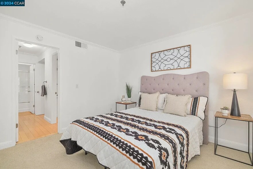 Building Photo - 2530 Oak Rd