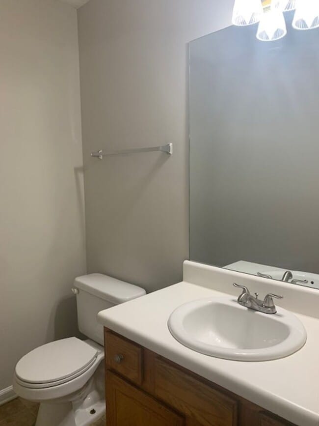 Building Photo - CHARMING 3 BEDROOM 2.5 BATH IN ELLENWOOD, GA!