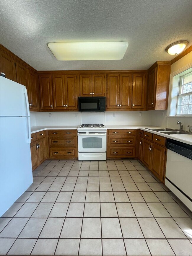 Building Photo - Spacious country home for lease