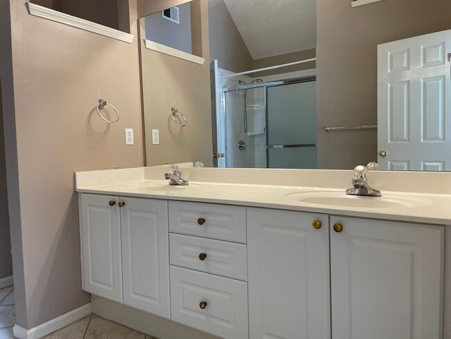 Building Photo - For Rent