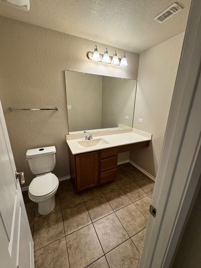 Building Photo - Ready for Move In! Spacious 4 bedroom 3 ba...