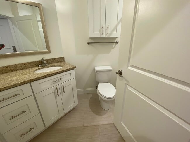 Building Photo - 875 Elm St