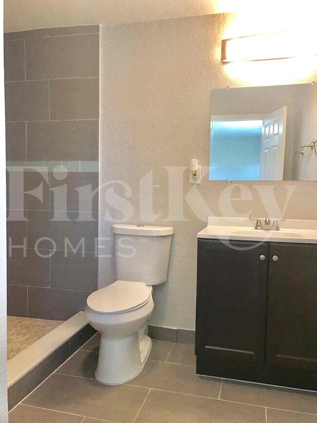 Building Photo - 1640 NE 32nd Pl