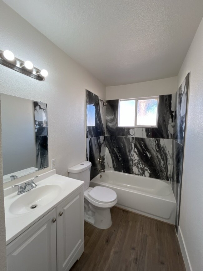 Building Photo - 1304 Rexford Pl