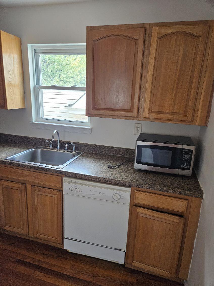 Cabinets & Microwave - 67 Rose Ter