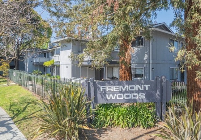 Building Photo - $2,790 - GORGEOUS TWO BEDROOM CENTRAL FREM...