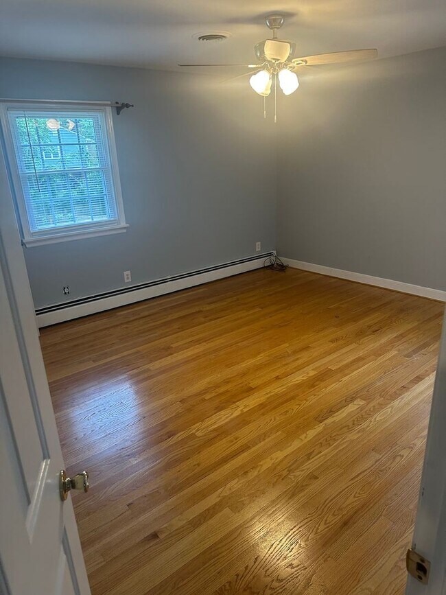 Building Photo - 3 Bed/3 Bath