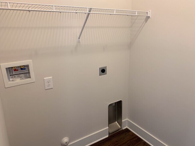 Building Photo - One level home with GARAGE and FENCED BACKYARD!