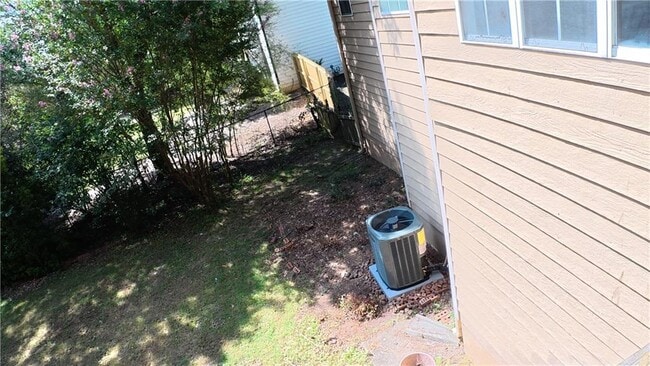 Building Photo - 2575 Overlake Dr
