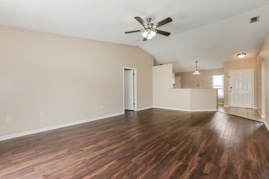 Building Photo - 703 Mountain Top Dr