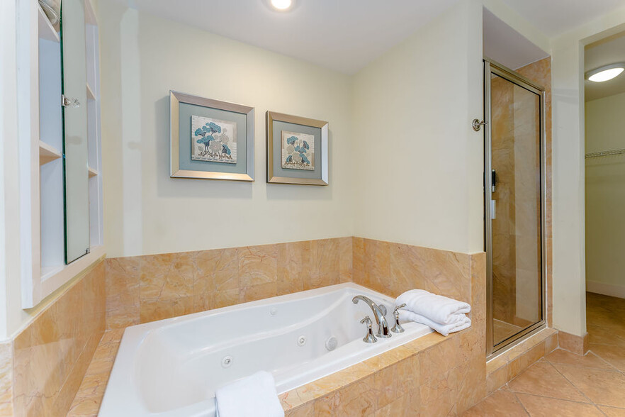 Primary bath with jacuzzi tub - 310A Padre Blvd