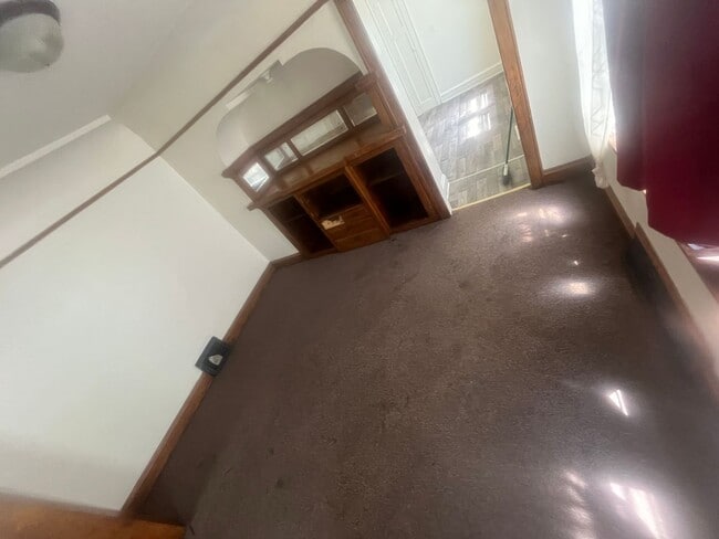 Building Photo - Spacious 2Bedroom Lower Duplex
