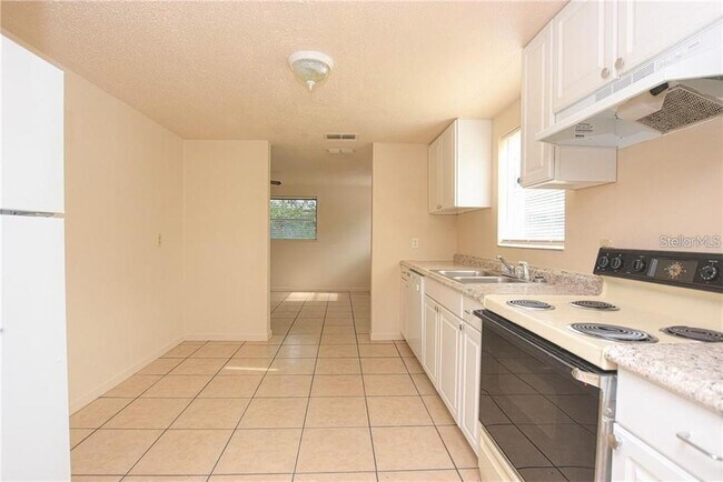 Building Photo - 1311 Standish Dr