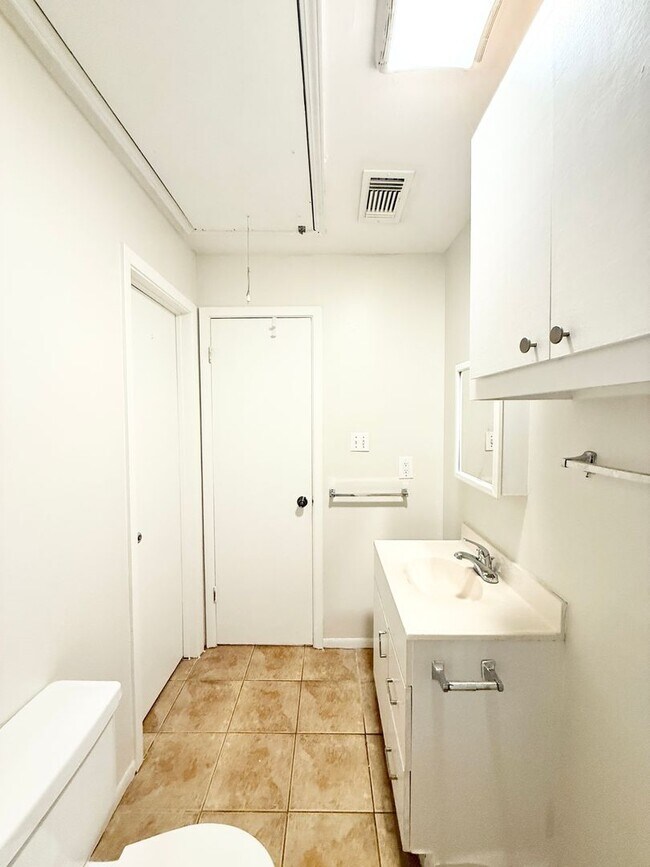 Building Photo - BRA11