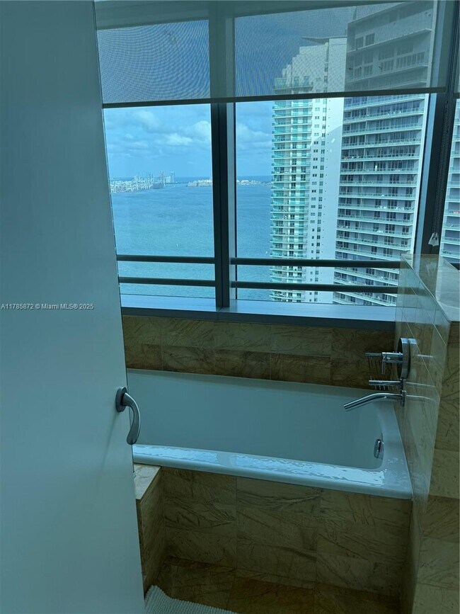 Building Photo - 1395 Brickell Ave