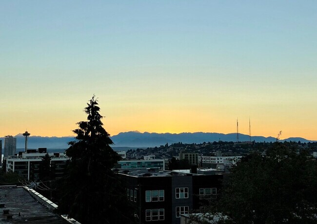 Building Photo - 1835 14th Ave