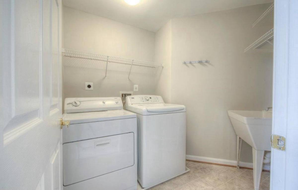 Building Photo - 6961 Klett Dr