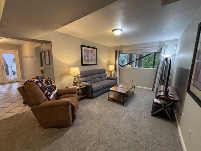 Building Photo - Beautiful, fully remodeled and furnished 1600+sf apartment ready to go!