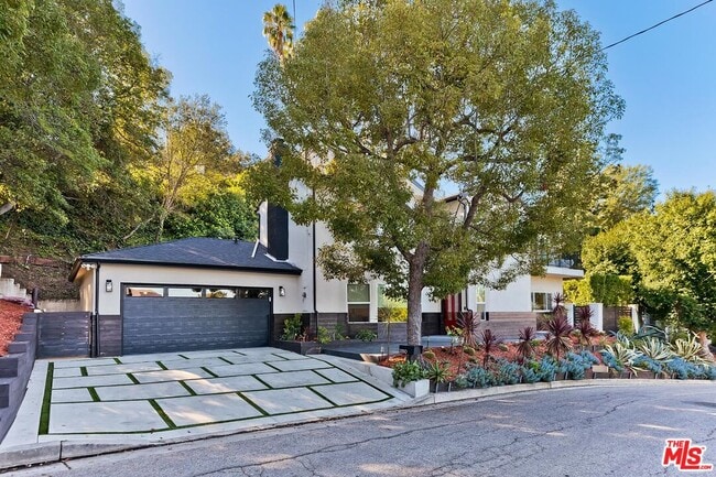 Building Photo - 3350 Coy Dr