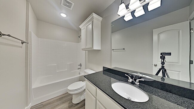 Building Photo - 2 Bedroom 2 Bathroom 2 Car Garage Duplex w...