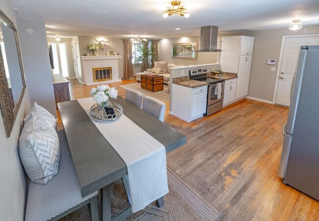 Building Photo - Amazing 3 bed/3 bath rental.  New Flooring!!  Solar Panels!!