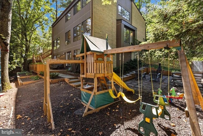 Building Photo - 9411 Fernwood Rd