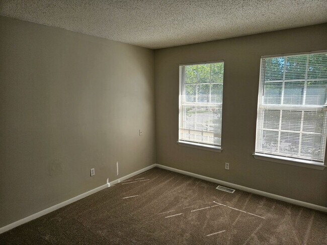 Building Photo - Oak Springs