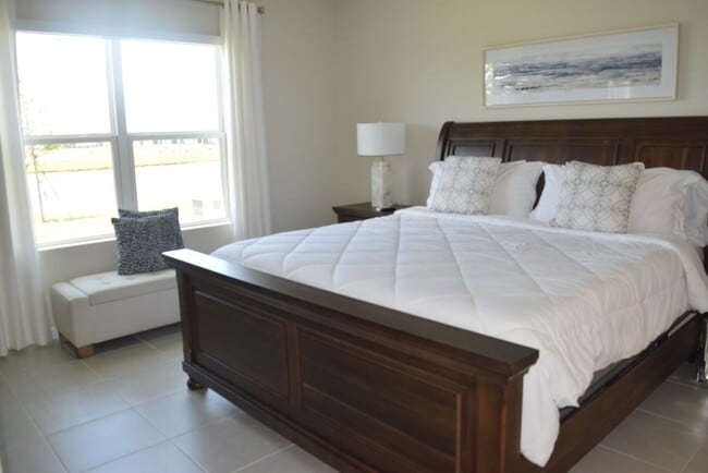 Building Photo - Stunning and elegant fully furnished 3/2/2 villa with Pool, hot tub & Lake views