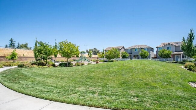 Building Photo - Beautifully Maintained 3-Bedroom Home w/So...