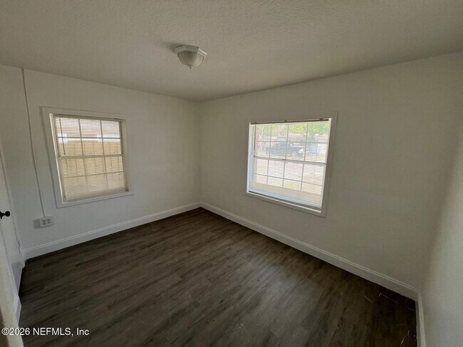 Building Photo - 822 E 60th St