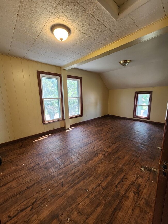Building Photo - 4 bedroom 1 bath on corner lot