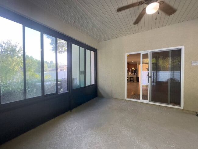 Building Photo - 15 Hunters Hollow Ct