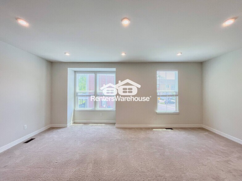 Building Photo - 930 Parley Pl