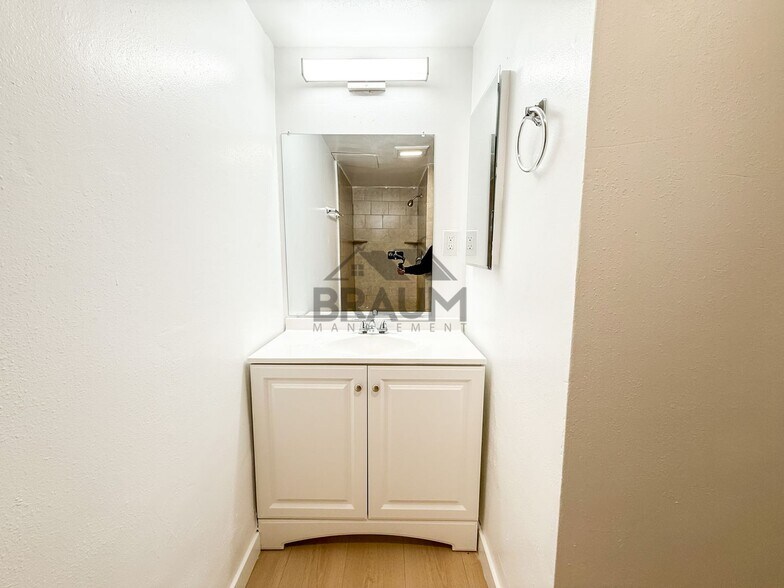 Building Photo - 5252 Hermitage Ave