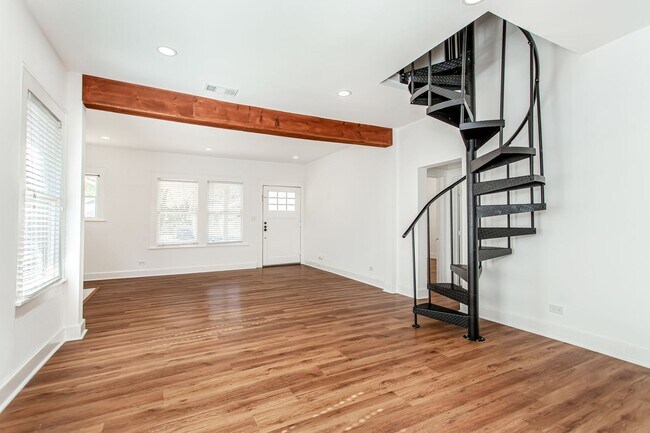 Building Photo - Beautiful Craftsman Style in Junius Heights!