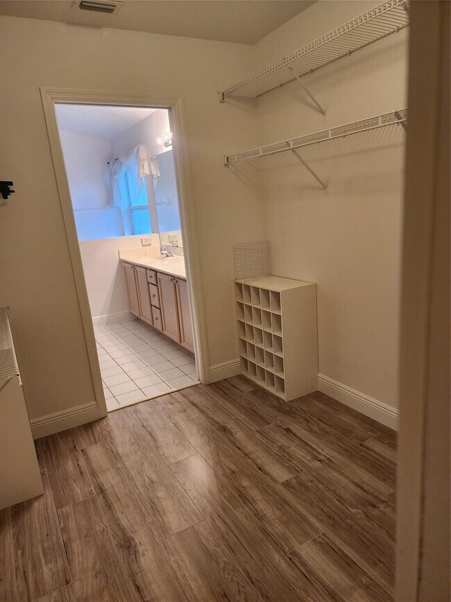 Building Photo - 1625 SW Abingdon Ave