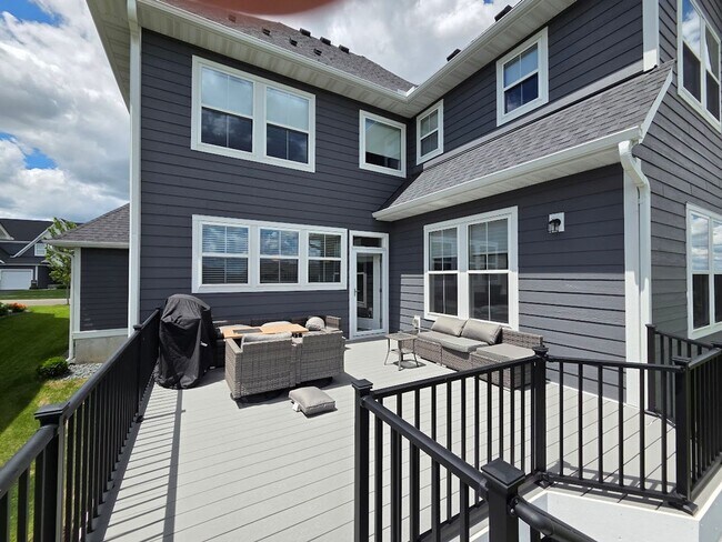 Building Photo - Beautiful 5 Bedroom 5 Bath in Woodbury