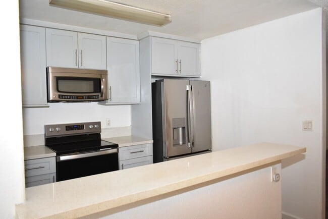 Building Photo - Modern 2 bed 1 Ba Unit, Private Patio and Community Pool (San Diego, 92105)